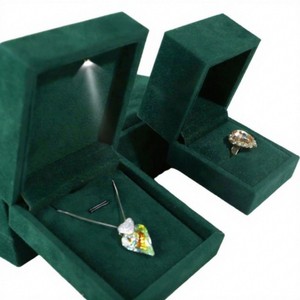 Caja de Joyería de Terciopelo EVERWIN con Luz LED, Estilo Elegante para Collares, Anillos y Pendientes, Caja de Almacenamiento - Product Image 1