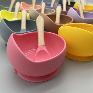 Sevimli Hayvan Desenli Yuvarlak Silikon Bebek Kase ve Kaşık Seti, Vakumlu Tabanlı Taşınabilir Tasarım, Çin'den Bebek Yemekleri İçin - Product Image 1