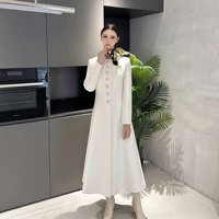 Mantel Panjang Wanita Warna Ivory Kerah Tegak Kancing Tertutup Model A-Line Maxi Overcoat Syal Sutra Resepsi Hotel Spa Custom