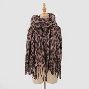 Écharpe-châle longue en polyester épais 100 % imprimé léopard, nouvelle mode hiver pour femme, vente en gros - Product Image 5