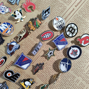 Distintivo/Patch in metallo smaltato a caldo per zaino, a tema Hockey NHL (Lega Hockey Americana), ideale come regalo di compleanno - Product Image 2