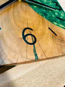 Horloge murale moderne en résine et en bois, faite à la main, durable, élégante, élégante et fonctionnelle, idéale pour le salon, la chambre à coucher - Product Image 4