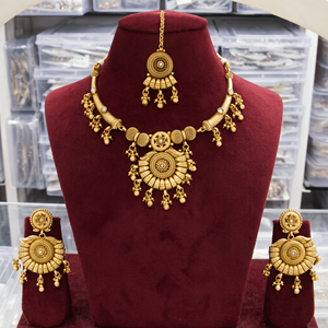 Ensemble collier ras-du-cou tendance en cuivre mat plaqué or, style corde, avec boucles d'oreilles Jhumka et Maang Tikka assortis, pour femme, idéal pour mariage - Product Image 5