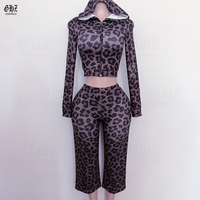 Ensemble de survêtement 2 pièces personnalisé pour femme avec logo, comprenant un sweat à capuche court zippé et un pantalon capri ample à cordon de serrage, style streetwear décontracté