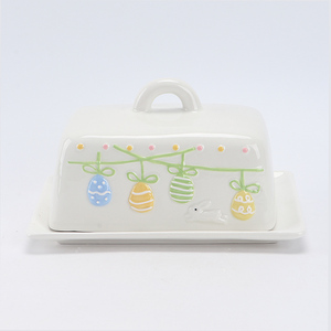 Beurrier en céramique blanche avec couvercle, motif œuf de Pâques suspendu, pour une décoration festive de la cuisine - Product Image 1