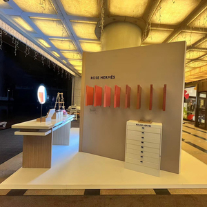 Système de stand d'exposition modulaire en bois pliable et portable pour la construction rapide de présentoirs personnalisés pour marques de mode lors de salons professionnels - Product Image 1