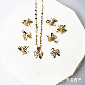 Collar con Colgante de Zirconia en Forma de Lazo Dorado, Engaste Pavé, Joyería de Moda Unisex, Accesorio de Regalo - Product Image 3