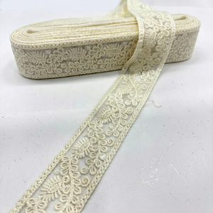 Ribete de Encaje Floral con Diseño de Vieiras, 100% Poliéster, 3 cm de Ancho, Rollo de 9 Metros para Ropa Étnica, Bolsos, Zapatos y Textiles para el Hogar - Product Image 1