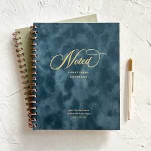 สมุดบันทึกปกอ่อนแบบมีเส้นบรรทัด ปกกำมะหยี่หนัง PU พร้อมปฏิทินและสมุดวางแผน ของขวัญสำหรับธุรกิจและโรงเรียน ขนาด A5 พิมพ์โลโก้ด้วยเทคนิค Letterpress ได้ตามต้องการ - Product Image 3