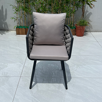 Ensemble de bistro d'extérieur de style français: table en marbre et chaises en rotin pour patio, jardin, café, balcon