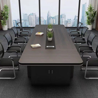 Bureau de réception au design moderne et table de conférence exécutive