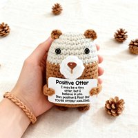 Poupée en crochet Otter Joyeuse, Peluche d'Épauleillage Faite à la Main avec Carte Positive, Poupée Émotionnelle en Crochet Pingouin Positive