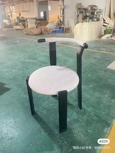 Silla de Restaurante Moderna de Madera con Cojín de Tela Borgoña, Diseño Contemporáneo para Áreas de Comedor - Product Image 4