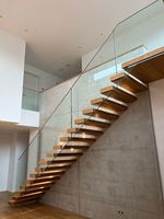 Kit d'escalier flottant préfabriqué à cantilever avec support mural pré-soudé, marches en chêne et système de garde-corps en verre