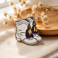 Broches personnalisées en émail métallique, design bottes de sorcière, avec paillettes violettes, pour cadeaux souvenirs