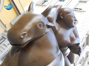 Statue décorative d'art moderne en métal bronze, grande taille, représentant une femme obèse allongée, sculpture de Fernando Botero pour place de ville - Product Image 4