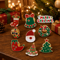 Épingles de Noël personnalisées en émail 2D OEM, badges de fête en métal émaillé dur, broches de revers, ensemble cadeau Père Noël, sapin, couronne, chaussette