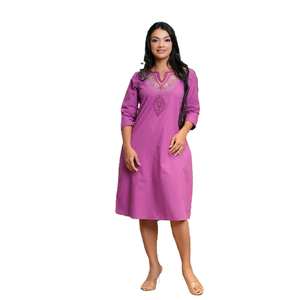 Vestido Midi-Corto Morado Elegante y Sofisticado con Detalle de Muesca, Calidad Excepcional, Venta al Por Mayor - Product Image 1