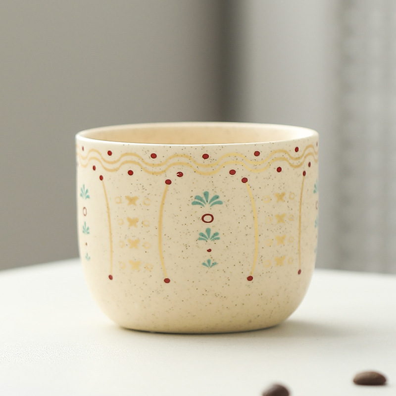 Taza de café de cerámica con estampado amarillo
