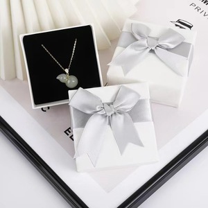Caja de Regalo de Joyería de Papel Rígido Blanco con Cinta de Raso Plateada y Logotipo Personalizado, Cajas de Embalaje de Papel para Collares, Anillos y Pendientes - Product Image 3