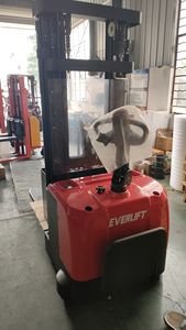 電動スタッカーELES-15H 1.5t 4.5m 5m 5.5m 6mスタンドアップ電動スタッカー、ライダープラットフォーム付き - Product Image 4