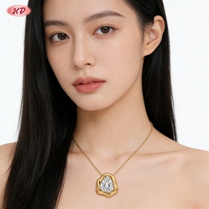 สร้อยคอจี้เพชรซิร์โคเนียทรงไม่สมมาตรชุบทอง 18K จาก Hengdian Jewelry สำหรับผู้หญิง ขายส่ง - Product Image 4