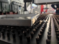 Centro de Doblado de Brazo Suspendido CNC DES-2000 Totalmente Automático - Mecanizado Multifuncional para Aluminio y Acero Inoxidable