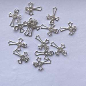 Colgante de Plata de Ley 925 de 22mm con Forma de Cruz, Bañado en Oro de 18K, Abalorios para Fabricación de Joyas, Collares y Bolsos - Product Image 1