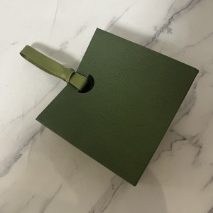 Luxuriöse Maßgefertigte Einkaufstasche aus Lederimitat mit Bandgriff Edle Tragetasche für Schmuck - Product Image 4