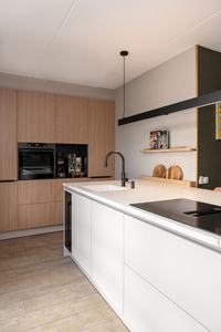 Cocina Moderna con Isla Blanca y Gabinetes de Madera, Diseño Artístico, Herrajes Negros, Estantes Abiertos - Product Image 2