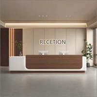 Comptoir de réception moderne et élégant en bois pour hall d'hôtel, bureau, caisse, espaces commerciaux