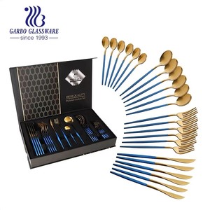 Juego <span class=keywords><strong>de</strong></span> Cubiertos <span class=keywords><strong>de</strong></span> Acero Inoxidable con Acabado Espejo en Oro PVD, Tenedor, Cuchillo, Cuchara para Sopa y Té, con Mango con Pintura Personalizada - Product Image 1
