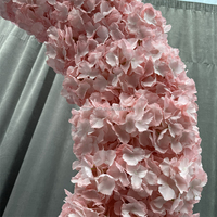 Desain baru lengkungan bunga buatan merah muda Hydrangea lengkungan bunga berbentuk hati untuk latar belakang bunga pernikahan dengan dekorasi tanda Neon