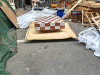 Table basse moderne en marbre Disen, style unique avec un motif damier carré rouge et blanc naturel, table basse carrée de style unique