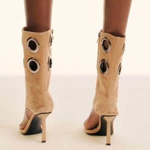 Bottines d'été sexy pour femme en daim à talons aiguilles, à bout ouvert, avec découpes métalliques et talons fins - Product Image 4