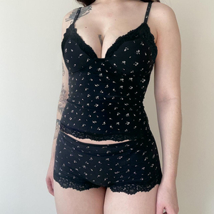 ชุดลำลองสองชิ้นลายดอกไม้สีชมพูสำหรับผู้หญิง: เสื้อสายเดี่ยวคอวีผ้าลูกไม้และกางเกงขาสั้นเอวต่ำทรงเข้ารูป - Product Image 5