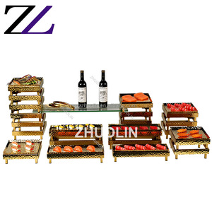 Mostrador de restaurante de hotel dorado con soportes, platos de vidrio para servir postres frescos, magdalenas, catering, mesa de buffet para exhibición de alimentos - Product Image 3