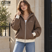 Blouson bomber à capuche pour femme avec imprimé rayé, broderie, appliqué, patchwork, surpiqûres, fermeture éclair intégrale, poignets et ourlet côtelés, poches plaquées