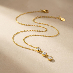 Collar de acero inoxidable para mujer, diseño simple y moderno con tres circonitas. - Product Image 2