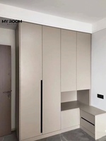 Armoire autoportante pratique et personnalisable, en bois massif, avec rangement classifié pour la zone de dressing de la chambre