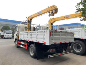 Grue à flèche pliante robuste montée sur camion avec commande hydraulique pour le chargement de marchandises volumineuses et la livraison sur chantier - Product Image 2