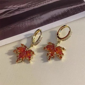 ต่างหูธีมใบเมเปิ้ลสุดเก๋ พร้อมประดับด้วยสีแดงหรูหรา เครื่องประดับอัญมณีระดับพรีเมียมสำหรับโอกาสพิเศษ ชุบทอง - Product Image 4