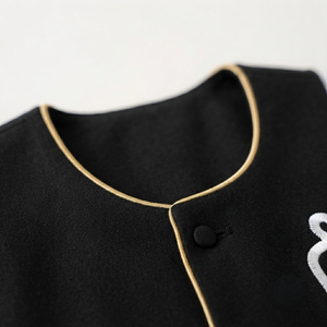 Conjunto de Thobe y Chaleco Islámico Personalizado al por Mayor para Niños, Jubba Blanca de Algodón Premium para Niños Musulmanes con Chaleco Bordado Negro con Botones - Product Image 5