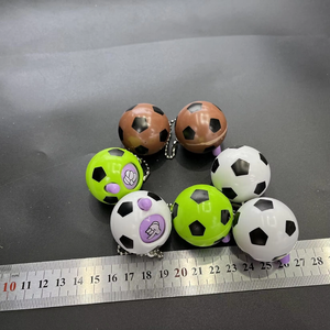 Vente en gros de 4 cm jeu de doigts devinettes changement de visage porte-clés de football pour capsule distributrice de 2 pouces - Product Image 5