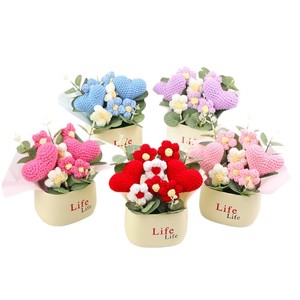 Pot de fleurs en crochet en forme de cœur, idéal pour la Saint-Valentin et la décoration de mariage - Product Image 5