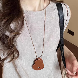 Leather gourd-shaped neck <b>clip</b>, summer snap-button glasses <b>clip</b>, travel clothing accessory sunglasses <b>clip</b> - Product Image 2