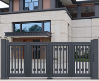 Portail automatique BAMUS en aluminium et fer forgé de luxe sur mesure avec barres verticales, durable et écologique pour l'entrée extérieure de villas modernes