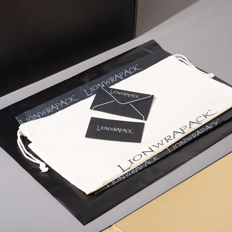 Lionwrapack無料サンプルカスタムロゴ磁気ボックスキットリサイクル可能な紙の防塵バッグとギフトカードを備えた環境にやさしいパッケージ