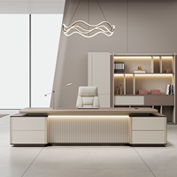 Bureau de direction moderne de grande taille avec un design de panneau de luxe léger, table de bureau en L pour une seule personne