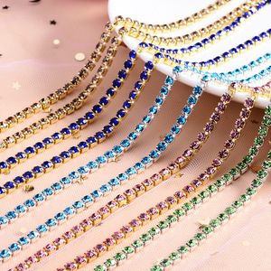 Chaîne de strass à griffes argentées de 4 mm, colorée, avec motif doré, pour la décoration de vêtements et de chapeaux - Product Image 1